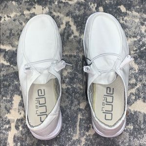 white hey dude shoes